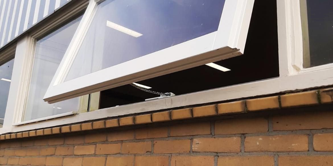 Teleflex, Mechanische raambediening, Teleflex mechanische raambediening, Teleflex raamdoos, Teleflex midi bedieningsdoos, Midi bedieningsdoos, Raamdoos, Teleflex natuurlijke ventilatie, natuurlijke ventilatie, oplossing bovenramen, Teleflex bovenraamsluitingen, raamopener, Teleflex raamopener, raambedieningen