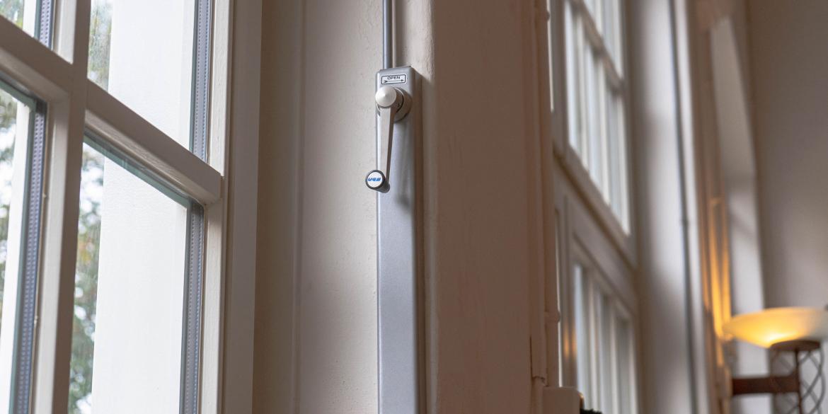 Teleflex, Teleflex Mechanische raambediening, Mechanische raambediening, Mechanische raamopener, natuurlijke ventilatie, Teleflex clearline, raambediening uitzetraam, raambediening binnenvalraam, bovenraamsluiting, bovenraamsluiting Teleflex, bovenraam bedienbaar maken, midi bedieningsdoos, teleflex morse