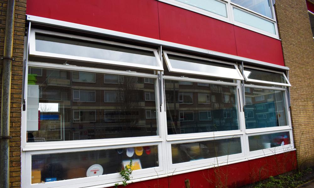 Teleflex, Teleflex Mechanische raambediening, Mechanische raambediening, Mechanische raamopener, natuurlijke ventilatie, Teleflex clearline, raambediening uitzetraam, raambediening binnenvalraam, bovenraamsluiting, bovenraamsluiting Teleflex, bovenraam bedienbaar maken